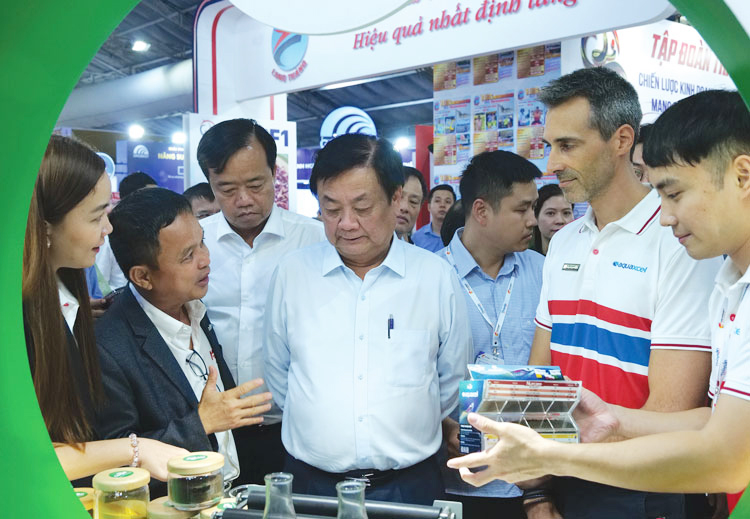 Bộ trưởng Lê Minh Hoan ghé thăm gian hàng tại triển lãm. Ảnh: AT